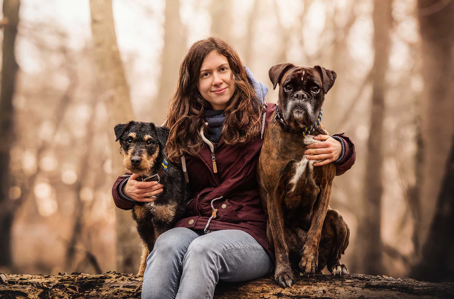 Mirella Kutterer mit Jagdterrier Ronny und Boxerhündin Amy Mirella Kutterer mit Jagdterrier Ronny und Boxerhündin Amy